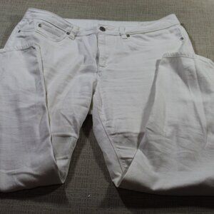 Two by Vince Camuto White Mid Rise Tapered Jeans